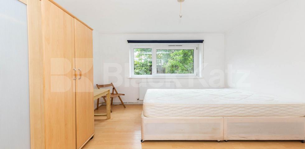 Ground floor 4 bedroom with large garden by Bromley By Bow Patrick Connolly Gardens, Bow E3